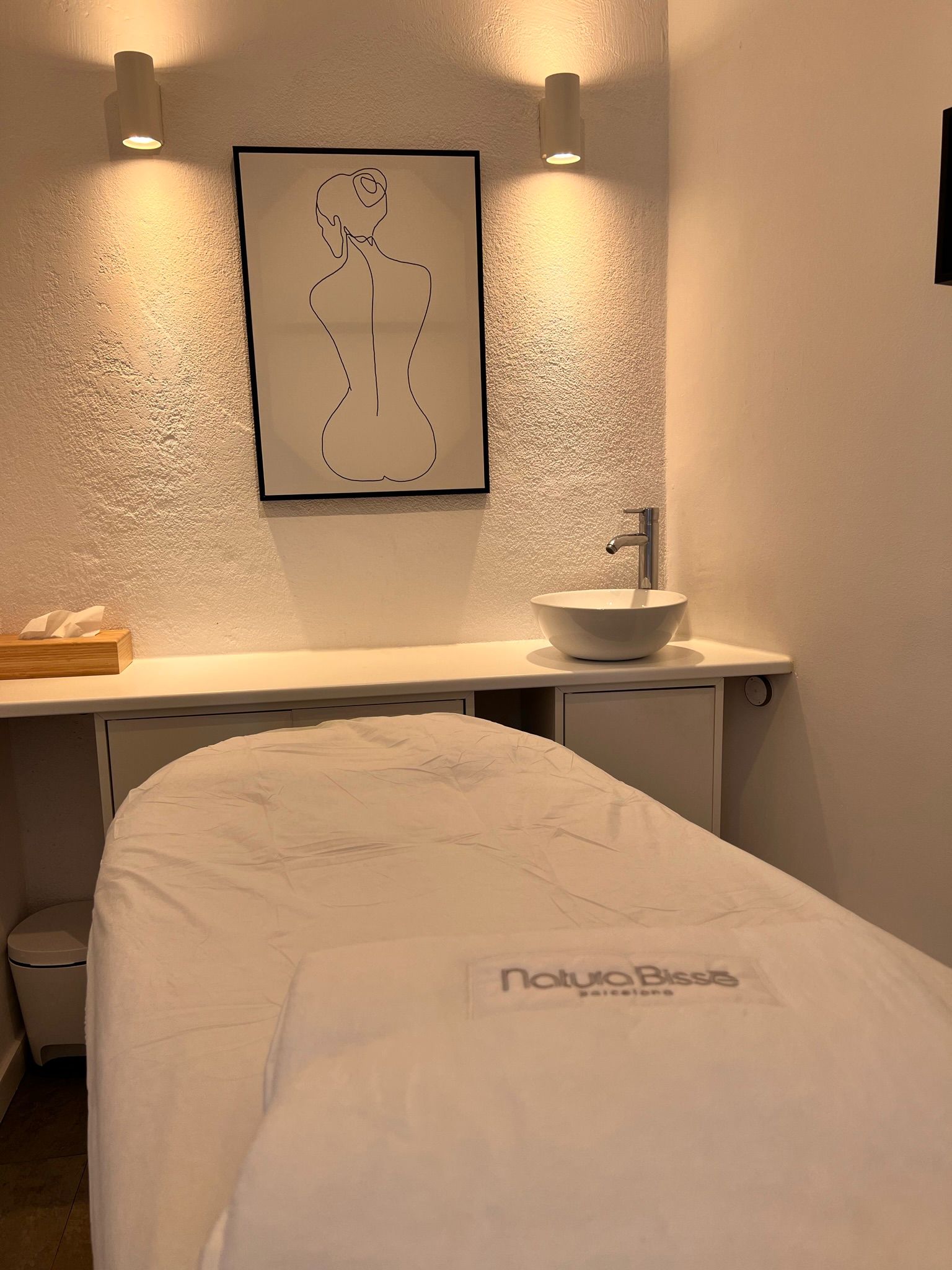 Cabina de tratamientos con luz cálida