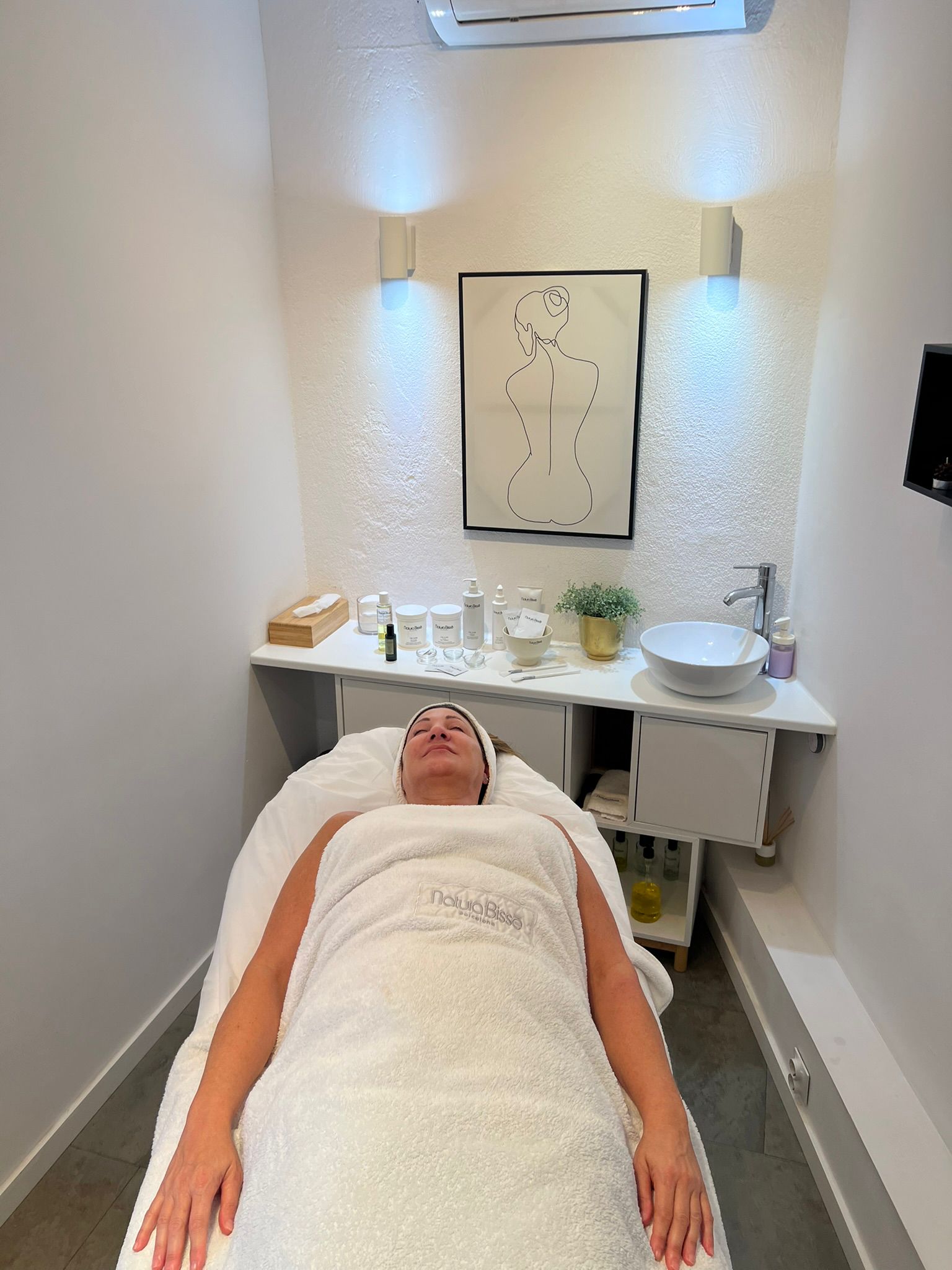 Clienta en cabina con productos Natura Bissé