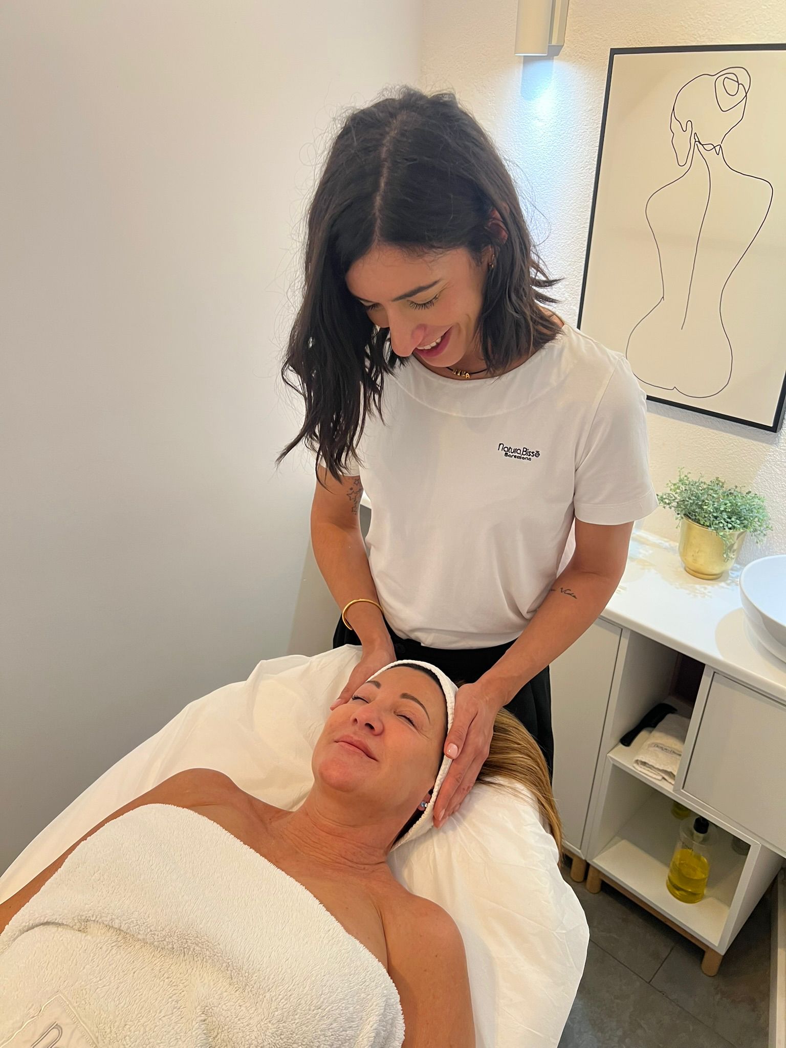 Elena Vallejo aplicando un tratamiento facial con Natura Bissé